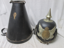 Pickelhaube Sweden in original box, Zweedse pickelhaube manschap, naar Duits voorbeeld. Zweedse Nationale Garde. compleet in opbergdoos speciaal voor pickelhauben. Dit model pickelhaube word in Zweden nog steeds bij officiële gelegenheden gedragen.