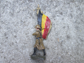 ELASTOLIN Belgium soldier with flag. Belgische soldaat met vlag en lange jas zeer nette staat.