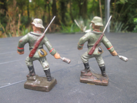 LINEOL 2 german soldiers with handgrenate. smaler size. 2 Duitse soldaten met handgranaat kleiner model goede staat.