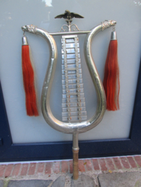 Duitse militaire lyra, met 2 kleurige paardenstaart, adelaar en adelaarskoppen, compleet met houten handvat en muziekplaatjes, zeldzaam stuk gebruikt door Wehrmacht en Reichswehr. jaren 30-40. Berlijns zilver.