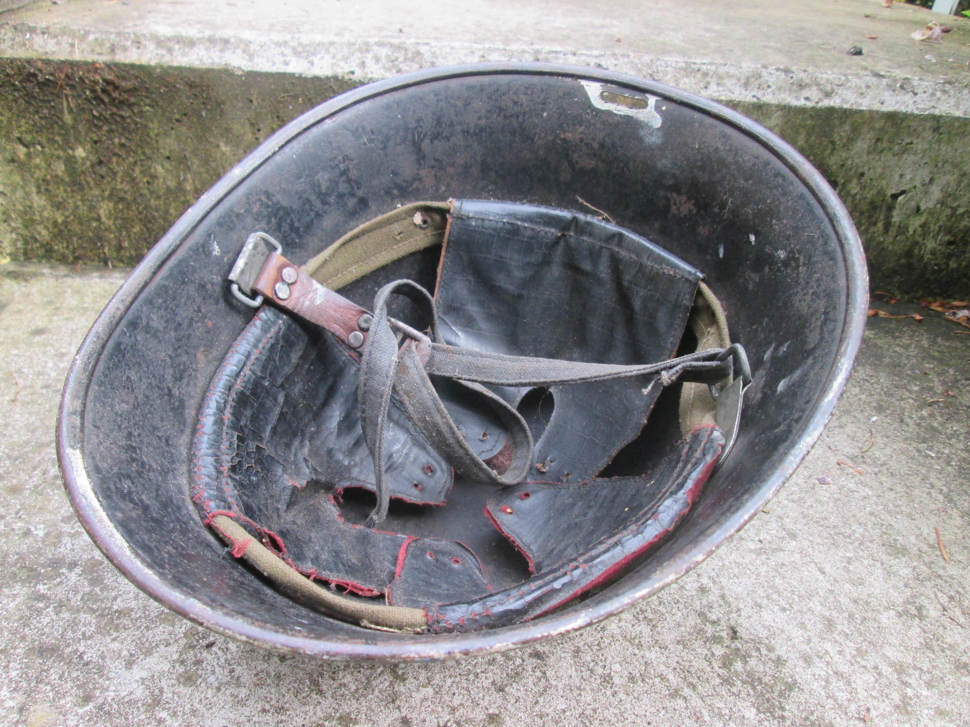 Dutch civil defense helmet. Nederlandse helm met nog moeilijk te lezen het logo van de LBD en BLOKHOOFD Luchtbeschermingsdienst. lichtjes onder de verf nog te lezen.