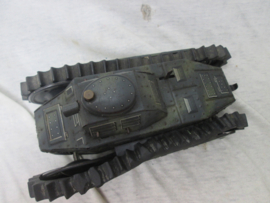 German tin toy tank TipCo. Blikken speelgoed tank, opdraaibaar, werkend, spuwt vuur uit loop d.m.v. vuursteentje. merk TipCo uit de jaren 30 rupsbanden zijn niet de originele. bijzonder stuk.