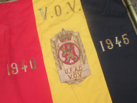 GERESERVEERD Belgium vetrans flag. with flagpole. Belgische veteranen vlag Vereniging van Oudstrijders UFAC/ VOV. 1940/1945 met deelbare stok en vlaggentop decoratief stuk.