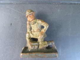 DURSO Belgium soldier and fieldtelephone. Belgische soldaat met veldtelefoon.