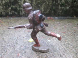 ELASTOLIN 10 cm German soldier attacking. Duitse soldaat in de aanval antiek speel goed goede staat.