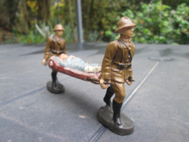 ELASTOLIN 2 Belgium soldiers carrying a brancard. 2 Belgische soldaten met draagbaar met gewonde soldaat.
