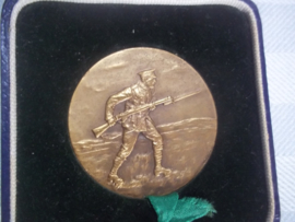 British medal between wars. Bayonet fencing trophy 1934. medal was presented by Lt. Col. Bellamy, TD  to  Lt. N.B. Deeks.. Mooie penning met randschrift. curieus ding. doorsnee 4 cm. in originele doos.