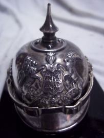 Miniature pickelhaube spike helmet Baden Wurtemberg silver plated.Zwaar verzilverde miniatuur pickelhaube op zwart voetje.