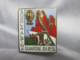 Italian police badge. Italiaanse borsthanger embleem van de politie Scuola Alpina Guardia Di p.s. Bergpolitie opleidingen.