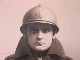 Photograph of a Belgium soldier wearing the casque Adrian. Foto van ee nbelgische militair met helm model 1915.