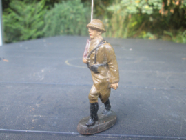 ELASTOLIN Belgium soldier marching. Belgische soldaat marcherend.