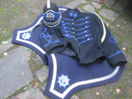 Dutch ERE ESCORTE helmet uniform and saddle blanket ( sjabrak) . Lot van Rijkspolitie ere  escorte helm, uniform en paarde deken met emblemen.