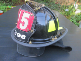American firefighterhelmet in mint condition. Amerikaanse brandweerhelm in een zeer nette mint staat met gelaatsscherm, en bovenop de adelaar die de helmplaat vast houd. zeer leuk geheel.