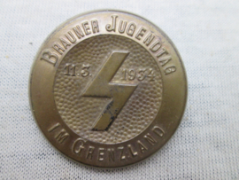 German tinnie, rally badge, Duitse tinnie H.J. / D.J. Brauner Jugendtag im Grenzland / 11-3-1934. Hitler-Jugend Deutscher Jugend, Jungvolk badge embleem.