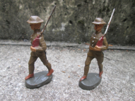 ELASTOLIN 2 British soldiers 7 cm. 2 Engelse soldaten marcherend. ongemerkt