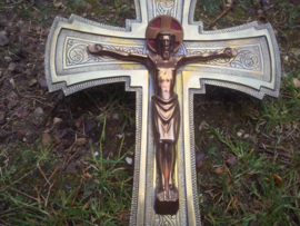 Bronzen Kruisbeeld, gesigneerd en bewerkt aan twee kanten zeer bijzonder. bronse cruxifix