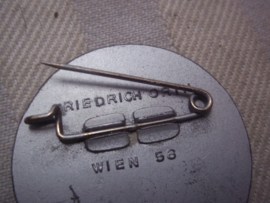 German- Austrian tinnie Sport badge,rare, Quer durch Wien 1941, with maker Friedrich Orth - Wien. Duits Oostenrijkse tinnie van de sportbond, zeldzaam, zware  kwaliteit