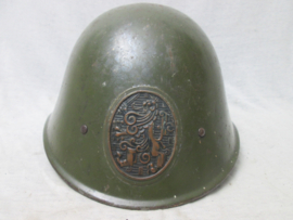 Dutch helmet M-34. Nederlandse staalhelm model 1934, met nummers in het binnenwerk compleet met de vilten lappen, leuke aparte helm. gebruikt in de meidagen 1940.