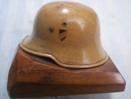 Miniature German helmet Model 1916 made of wood.  Miniatuur helm Duits WO1 gemaakt van hout, zeer apart. 10 bij 10 cm.