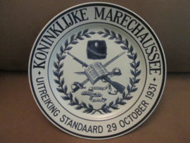 Wandbord Koninklijke marechaussee, uitreiking standaard  29 october 1931, gemaakt in Maastricht bij Societe Ceramique.