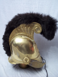 Franse brandweerhelm 1830-1848 tijdperk Louis Philippe. Pompiers de Montfort. helm is vuurverguld.Montfort Frankrijk is een plaatsje met nu 385 inwoners.