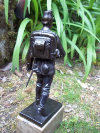 Beeld Duitse Jager met volledige bepakking en shako met overtrek. hoogte 30 cm. op marmeren voet officiersgeschenk. volledig gaaf. zeer decoratief beeld die je in deze staat zelden tegen komt. niet  gesigneerd. Machinegewehr battalion. Feldjäger Regiment.