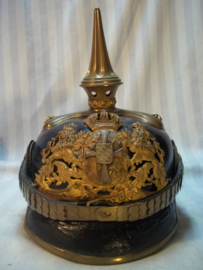 Pickelhaube reserve officier Bayern, zeer goede staat, vuurverguld, oud model helmembleem, kruisblad en hoge spits.