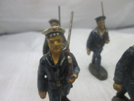 ELASTOLIN 5 German sailors marching WW1 Imperial Reichsmarine. 5 matrozen van de Duitse keizerlijke marine zeldzaam geheel bespeelde staat.
