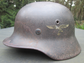 German Air Force helmet single decal original colour chinstrap nice condition. Duitse Luftwaffe helm met decal mooi onaangeroerde helm. in deze staat niet meer zo gemakkelijk te vinden. leren kinriem gemarkeerd.