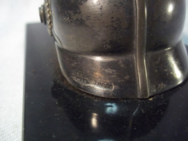 Miniature German Pickelhaube. Miniatuur pickelhaube op glazen voet Pruisen verzilverd, met merktekens en maker.