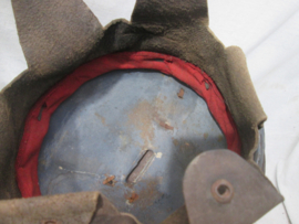 French modified Artillery helmet 1915. Gemodificeerde Franse helm Artillerie eenheden 1e model uit 1915, ZEER zeldzaam en curieus. voorscherm van de helm werd verwijdert om beter door de optische instrumenten te kunnen kijken.