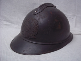 French helmet M-1915 of the Medical department. Franse helm casque adrianne model 1915 met embleem van de Militaire gezondheidszorg. in een zeer mooie staat met origineel binnenwerk, naam in helm gekrast, leer is gestempeld.