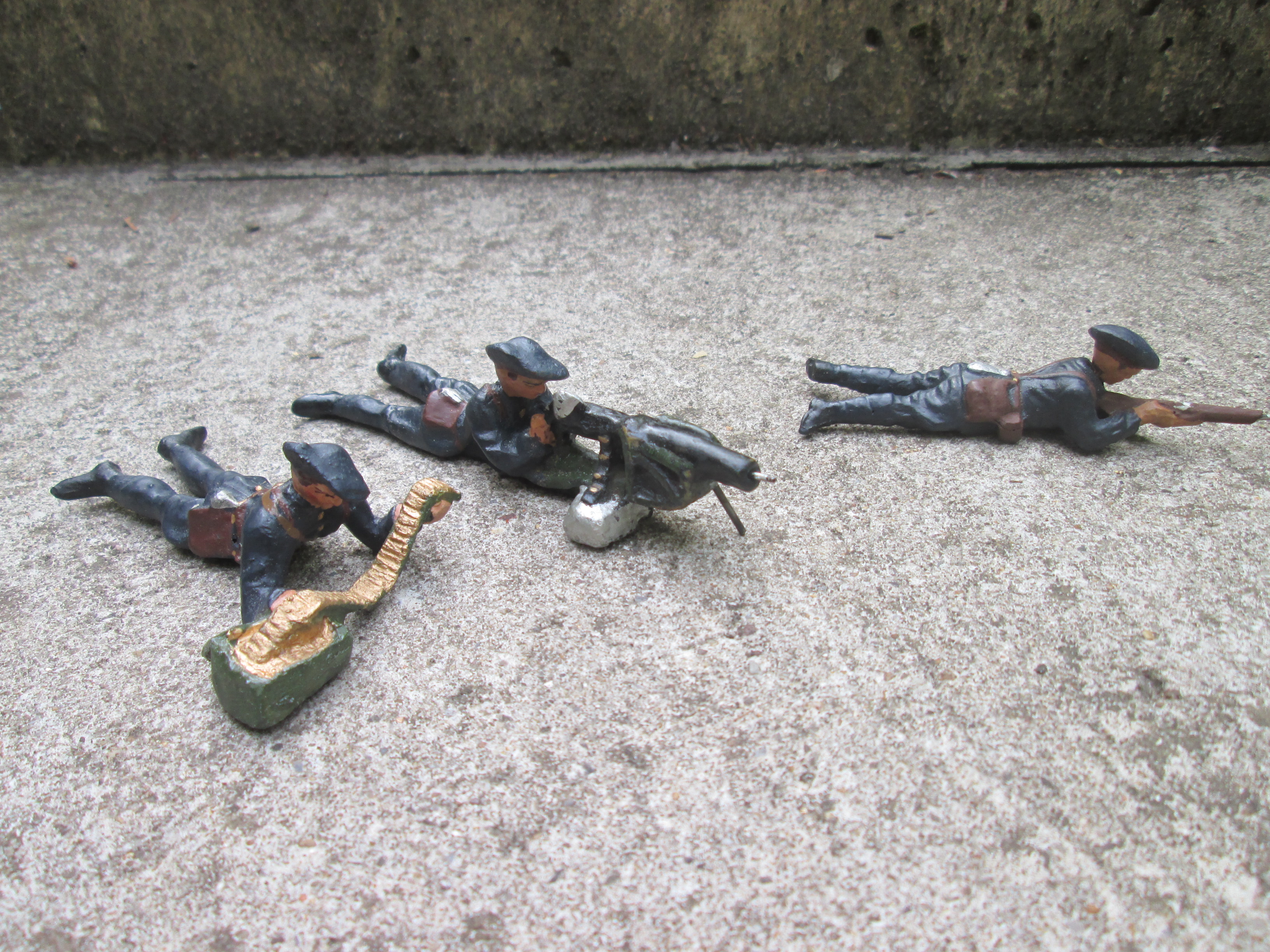 Set of 3 French soldiers Chausseur Alpine. Mooie set van 3 Franse Alpine jagers met blauw uniform en typische baret