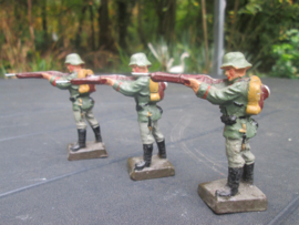 LINEOL 3 Shooting german soldiers smaler size. 3 schietende Duitse soldaten kleiner model goede staat.