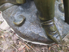 Statue of a French Napoleontic soldier after they have lost the Battle of Waterloo, signed Jean Francois- Theodore Gechter 1842 Bronzen beeld Franse kurassier 35 cm, 7 kilo TOP zeldzaam beeld.
