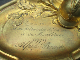 French watch holder standard. Frans Horloge standaard brons vuurverguld met Franse miniatuur helm en bajonet gegraveerd met SOUVENIR  d´un prisonnier de Guerre a sa Marraine 1919 Alfred- Anna. Krijgsgevangen herinnering. TOP stuk.