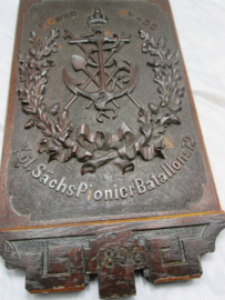 German wooden plaque. Duitse plaquette uit hout gesneden 2e Compagnie Konigliche Sächsische Pionier Batallon Nr.1 afmeting 33 bij 20 cm.