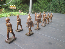 LINEOL 11 Belgium soldiers marching, smaler size. 11 marcherende belgische soldaten goede staat kleiner model.