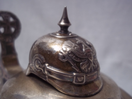 Duitse kristallen bierpul, met bewerking. voorzien van een deksel met daarop een pickelhaube in groot formaat 3 bij 5 cm. mooie zilvergloed. desel is gemerkt, bierpul is in een complete en originele staat TOP stuk.