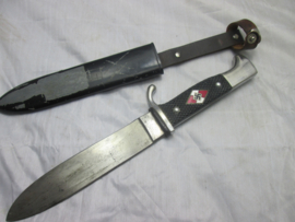 HJ dagger with motto Blut und Ehre, RzM marked HJ diamond  moves a little bit. HJ dolk met etsing. RzM markering moeilijk te lezen HJ embleem beweegt ietsjes, gedragen staat gebruikte conditie. GEEN garantie.