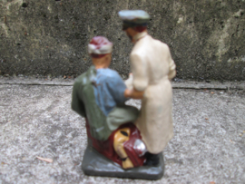 ELASTOLIN German doctor with wounded soldier. Duitse arts met gewonde soldaat leuk apart bijzonder item in goede staat TOP stuk.