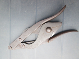 British wire-cutter nicely marked 1918 Engelse draadknip tang WO1, altijd bijzonder. met oorlogspijl en datum