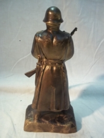 Statue of a Swiss soldier. Beeld van een Zwitserse soldaat.