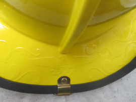 American firefighter helmet in a nearly mint condition nice with the eagle sign on the back. Amerikaanse brandweerhelm in een nette staat bijzonder decoratief item. zeldzaam stuk.