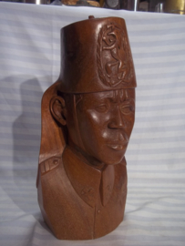 Wooden statue of a colonial soldier from the belgium army in Belgium Congo. Houten beeld van een ABBL soldaat, met fez en nationaal embleem Belgisch leger in de Congo, 40 cm zeer zeldzaam.