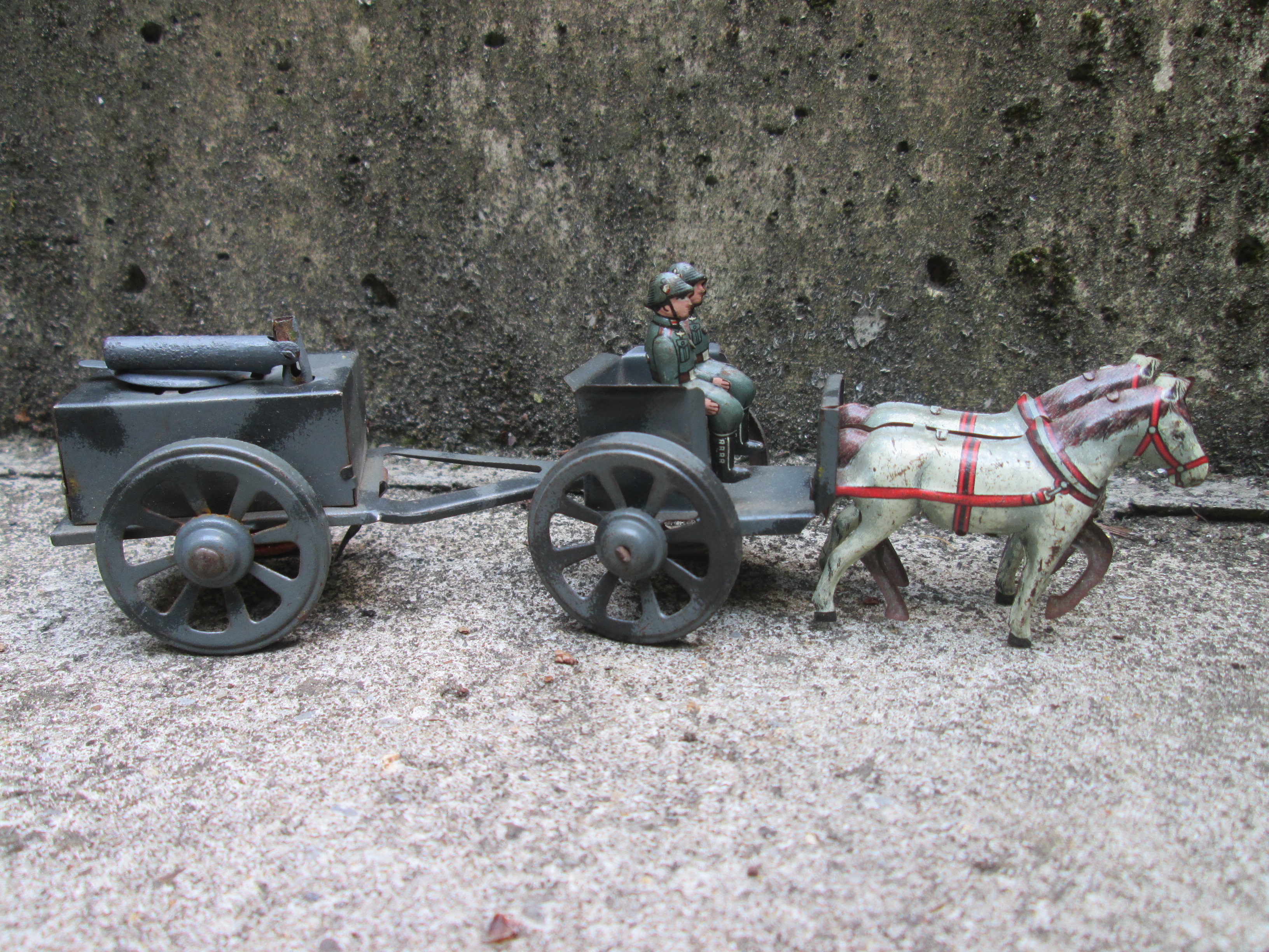 Tin toy, German soldiers. Blikken speelgoed, vooroorlogs, Duitse soldaten met paard en wagen keukenwagen gulash kanone klein model made in Germany bijzonder stuk goede staat.