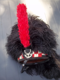 Scottish featherbonnet with badge. Schotse feather bonnet met maker, en embleem, gemaakt van struisvogel veren.