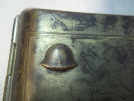 Japanese cigarette case very rare, Sigaretten koker met Japanse soldaat en aan de achterkant andere Japanse afbeeldingen zeer apart.