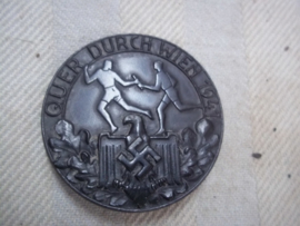 German- Austrian tinnie Sport badge,rare, Quer durch Wien 1941, with maker Friedrich Orth - Wien. Duits Oostenrijkse tinnie van de sportbond, zeldzaam, zware  kwaliteit