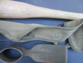 US Army pick- mattock intrenching and carrier. Amerikaanse pikhouweel M1910 in canvas hoes, perfecte staat mooi gemarkeerd met 1942 en 1944 datums TOP stuk.